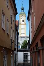 Mindelheim (Unterallgu): Blick durch eine Seitengasse auf den Kirchturm (August 2011)