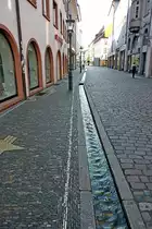 Freiburg im Breisgau, Blick in die sonst stark belebte Rathausgasse mit dem  B�chle , Sonntag morgens im Sept.2011