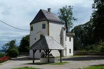 Mindelburg oberhalb von Mindelheim mit Brunnen (Unterallgu/August 2011)