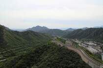 Ein Mauerabschnitt bei Badaling, deutlich unterscheidbar sind hier die originalen Teile der Mauer und die restaurierten Abschnitte. (18.9.2011)