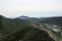 Ein Mauerabschnitt bei Badaling, deutlich unterscheidbar sind hier die originalen Teile der Mauer und die restaurierten Abschnitte. (18.9.2011)
