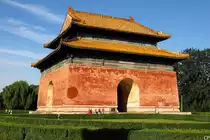 Den Eingang zu den Minggr�bern am Ende der Stra�e der Seelen bildet dieser Torturm. (18.9.2011)