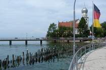 Wasserburg am Bodensee (Landkreis Lindau): Halbinsel mit Brcke zum Fhranleger, kath. Kirche St. Georg am Hafen; im Hintergrund ein Fhrschiff der BSB (August 2011)