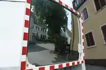 Im Spiegel zu sehen sind: Gastst�tte Altdeutsche Weinstube F�rst, Kapelle St. Jakob und ein Mammutbaum rund um den Kapellenplatz stehen unter Denkmalschutz (Nonnenhorn am Bodensee/Landkreis Lindau, August 2011)