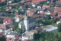 Hindelang im Ostrachtal mit kath. Pfarrkirche St. Johannes der T�ufer mit Friedhof rechts daneben, links neben der Kirche das Hotel Sonne, gesehen beim Aufstieg zur Hirschalpe (Oberallg�u/August 2011)