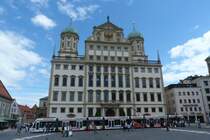 Augsburg - Rathaus mit Straenbahn davor, die durch die Maximilianstrae fhrt (August 2011)