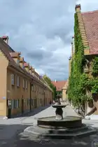 Augsburg - Fuggerei: Brunnen Ecke Hauptstra�e/Herrengasse (August 2011)