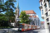 Augsburg - Dom  Unserer Lieben Frau  mit vorbeifahrender Straenbahn (August 2011)