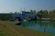 Fessenheim im Elsa�, die Zwei-Kammer-Schleuse an der Staustufe �berwindet eine H�he von 15m, Sept.2011