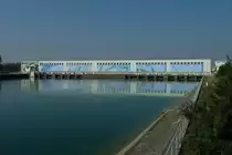 Vogelgr�n im Elsa�, das Flu�kraftwerk an der Staustufe, die Einstr�mseite mit origineller Fassadenbemalung, Sept.2011