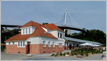 Der Hafenbahnhof (heute Bckerei und Konditorei) und die neue Fugngerbrcke in Sassnitz. 26.09.2011 (Jeanny)