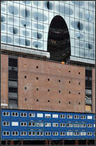. Draufgesetzt - Der Neubau der Elbphilhamonie wurde auf einen alten Speicherbau gesetzt. Von diesem stehen allerdings nur noch die Umfassungswnde, hinter denen sich dann das Parkhaus befinden wird. August 2011 (Jonas)
