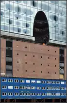 . Draufgesetzt - Der Neubau der Elbphilhamonie wurde auf einen alten Speicherbau gesetzt. Von diesem stehen allerdings nur noch die Umfassungsw�nde, hinter denen sich dann das Parkhaus befinden wird. August 2011 (Jonas)