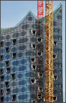 . Zwischen Baukr�nen - weit l�nger als urspr�nglich geplant, dauert es bis die Elbphilharmonie fertig sein wird. August 2011 (Jonas)