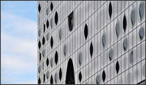 . Ungewhnlich - die Glasfassade der Hamburger Elbphilharmonie, August 2011 (Jonas)