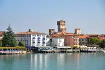 SIRMIONE (Provinz Brescia), 30.09.2011, Blick vom See auf den Ort mit der Scaligeri-Burg