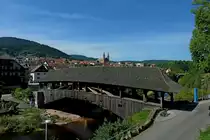 Forbach im Schwarzwald, Blick auf die h�lzerne Murgbr�cke und die Stadt, die erste Br�cke stammt aus den Jahren 1777-78, 1955 wurde sie neu aufgebaut, Sept.2011