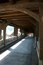 Forbach im Schwarzwald, die gedeckte Br�cke �ber die Murg, eine gro�artige Holzkonstruktion, Sept.2011