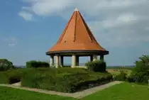 Heitersheim , am Ortsrand steht dieser Aussichtspunkt auf 295m H�he und bietet einen sch�nen Rundblick auf den Ort, die Rheinebene, Schwarzwald und Vogesen, Sept.2011
