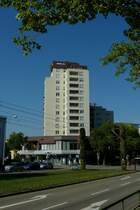 Freiburg im Breisgau, Wohnhochhaus mit unteren Geschftsetagen, an der Bischofslinde, gebaut in den 1970er Jahren, Sept.2011
