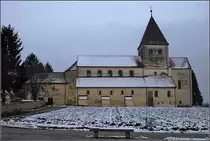 Rundgang durch St. Georg. Ganz frei am Feld steht die �lteste weitgehend unver�nderte Kirche S�ddeutschlands am Eingang zur Insel Reichenau. Januar 2010.