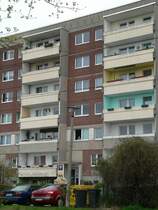 An manchen H�usern hat sich noch nichts ge�ndert. W�ren nicht die Pkw und die M�lltonnen, so k�nnte man das Foto um 20 Jahre zur�ckdatieren. Hohensch�nhausen, 8.4.2007