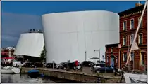 Das Ozeaneum, der spektakul�re Bau des Stuttgarter B�ros Behnisch Architekten z�hlt ohne Zweifel zu den am meisten beeindruckenden Museumsgeb�uden der Nachwendezeit und bereichert mit seiner einzigartigen Architektur die alte Hansestadt am Strelasund um ein neues Wahrzeichen. 20.09.2011 (Jeanny)