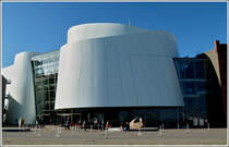 Im Ozeaneum auf der Stralsunder Hafeninsel werden auf 8700 m Ausstellungsflche in 39 Aquarien mit einer Wassermenge von sechs Millionen Litern circa 7000 lebende Tiere und Unterwasserpflanzen in einer den Ozeanen nachempfundenen Umwelt gezeigt. Am 22. Mai 2010 wurde es vom European Museum Forum zum Museum Europas 2010 erklrt. 20.09.2011 (Jeanny)