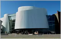 Im Ozeaneum auf der Stralsunder Hafeninsel werden auf 8700 m� Ausstellungsfl�che in 39 Aquarien mit einer Wassermenge von sechs Millionen Litern circa 7000 lebende Tiere und Unterwasserpflanzen in einer den Ozeanen nachempfundenen Umwelt gezeigt. Am 22. Mai 2010 wurde es vom European Museum Forum zum Museum Europas 2010 erkl�rt. 20.09.2011 (Jeanny)