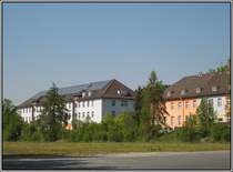 Bei den Zietenterassen in Gttingen handelt es sich um das Gelnde der ehemaligen Zietenkaserne der Bundeswehr, also eine Konversionsflche. Nachdem die Kaserne 1993 aufgegeben wurde entstand dort ein neues Viertel mit Wohnraum, kleineren Unternehmen, Freizeitangeboten usw. Dabei wurden sowohl die alten Kasernengebude umgebaut und neu genutzt, als auch neue Gebude insbesondere fr Wohnzwecke gebaut. Hier im Bild alte, modernisierte Kasernengebude, aufgenommen am 24.04.2011.