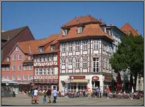 Der Marktplatz in Gttingen mit einigen Fachwerkhusern mit Straencafes, aufgenommen am 24.04.2011.