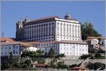 Der Bischofspalast von Porto wurde in unmittelbarer Nhe zur S errichtet und dominiert den Anblick der Altstadt vom anderen Douro-Ufer. 10.10.2011