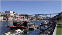 Vom Ufer des Douro in Vilo Nova de Gaia hat man einen herrlichen Blick auf die Altstadt von Porto und die Ponte Luis I. 10.10.2011