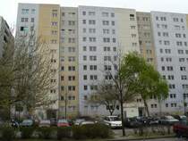 Meine heutige Serie befasst sich mit Neubauten aus der DDR-Zeit. Hier sind wir in der Ahrenshooper Stra�e in Wartenberg (Hohensch�nhausen). In weiser Voraussicht lie� man in den Neubauvierteln sehr viel Fl�che zum Parken �blich. Somit besteht zwischen den H�usern, im Bild ein 11-St�cker, ziemlich viel Platz. Es entstanden damit relativ ruhige und gr�ne Wohngegenden. 8.4.2007