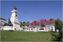 Porto, das Denkmal des Infante Dom Henrique am gleichnamigen Platz. Im Hintergrund ist die ehemalige Markthalle, der Mercado Ferreira Borges zu sehen. 10.10.2011