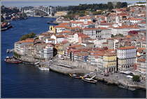 Altstadt von Porto mit dem Palcio da Bolso (Brse) in der Bildmitte. Im Hintergrund berspannt die Autobahnbrcke den Douro. Die Alstadt von Porto gehrt seit 1996 zum UNESCO - Welterbe.
10.10.2011
