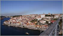 Die Altstadt von Porto, aufgenommen vom Mosteiro da Serra do Pilar in Vila Nova de Gaia. Die Alstadt von Porto gehrt seit 1996 zum UNESCO - Welterbe.
10.10.2011
