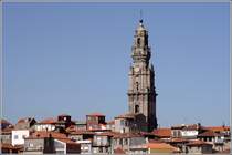Porto. Der Torre dos Clrigos der gleichnamigen Kirche berragt die Huser der Altstadt. Aufgenommen von der S am 10.10.2011.
