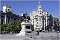 Porto. Auf der Praa da Liberdade an der Avenida dos Aliados steht die 10 m hohe Statue des Soldatenknigs Dom Pedro IV. 10.10.2011