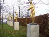 Berlin, Goldfiguren in den Ministerg�rten, Ebertstra�e, Vertretung Niedersachsens (12.11.2009)