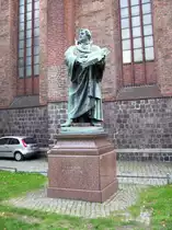 Berlin, Denkmal Martin Luther, begonnen von Paul Otto, vollendet 1895 von Robert Toberentz, Mittelteil der urspr�nglich umfangreichen Denkmalanlage am Neuen Markt, seit 1989 an der Nordseite der St. Marienkirche  (06.10.2010)