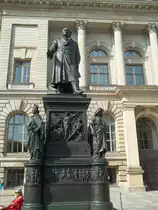 Berlin, Niederkirchnerstra�e, Denkmal Freiherr vom und zum Stein, 1860-64 von Hermann Schievelbein, urspr�nglich am D�nhoffplatz, seit 2003 vor dem Abgeordnetenhaus (24.08.2011)