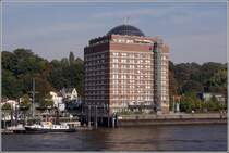 Hamburg: das Augustinum ist eine Seniorenresidenz direkt neben dem Museumshafen velgnne. Es handelt sich um ein historisches Khlhaus, das entsprechend umgebaut wurde. 02.10.2011