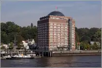 Hamburg: das Augustinum ist eine Seniorenresidenz direkt neben dem Museumshafen �velg�nne. Es handelt sich um ein historisches K�hlhaus, das entsprechend umgebaut wurde. 02.10.2011