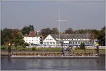 Vor dem Schulauer Fhrhaus in Wedel werden vom Willkomm-Hft aus die nach Hamburg ein- und auslaufenden Schiffe durch Abspielen der jeweiligen Nationalhymne gegrt. 02.11.2011