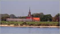Brokdorf, die Dorfkirche von der Elbe aus gesehen. 02.10.2011