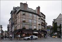 Honfleur: das Hotel du Dauphin gegenber der glise Sainte-Catherine. 04.10.2011