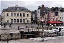 In der linken Bildhlfte ist das Rathaus von Honfleur zu sehen. Zwischen Rathaus und Lieutenance befindet sich die Schleuse zum alten Hafen. 04.10.2011