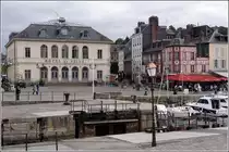 In der linken Bildh�lfte ist das Rathaus von Honfleur zu sehen. Zwischen Rathaus und Lieutenance befindet sich die Schleuse zum alten Hafen. 04.10.2011