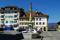 Cudrefin, Gerechtigkeitsbrunnen von 1605 am Marktplatz (21.03.2011)